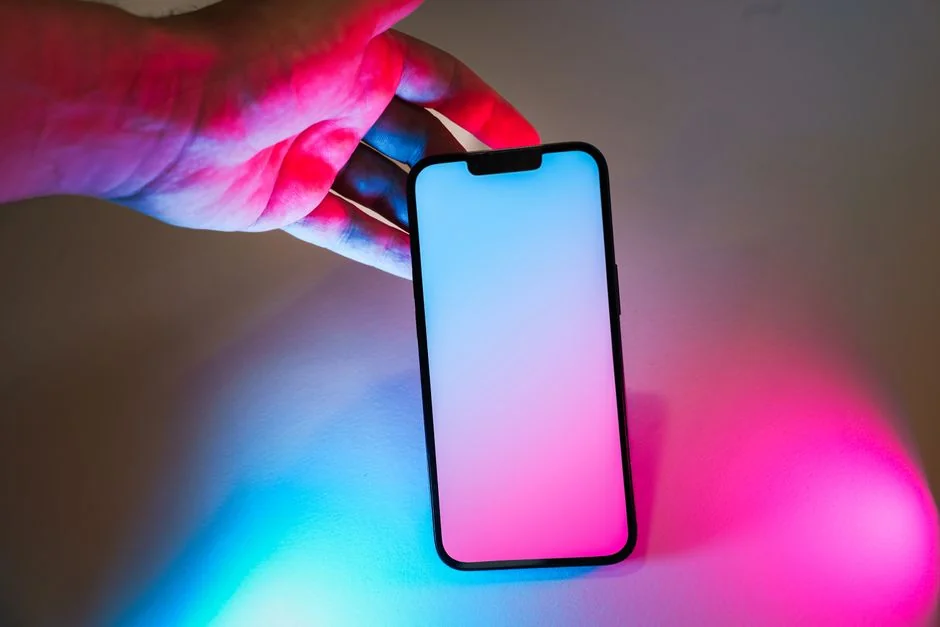 Ordinateur portable élégant affichant un profil Instagram, mettant en valeur la technologie moderne et la connexion en ligne.