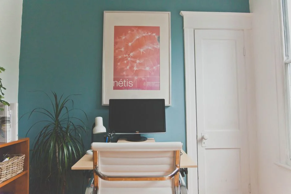 Gros plan sur un ordinateur portable affichant l’interface de connexion Pexels, avec un arrière-plan flou, pour une ambiance tech sombre.